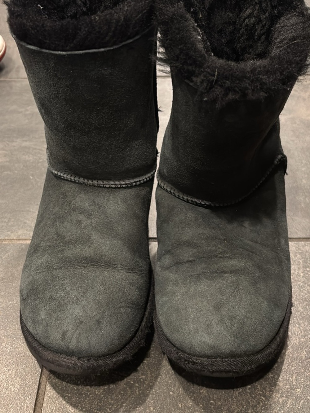 UGG Women's Short Suede Winter Boots - Black Size 5
